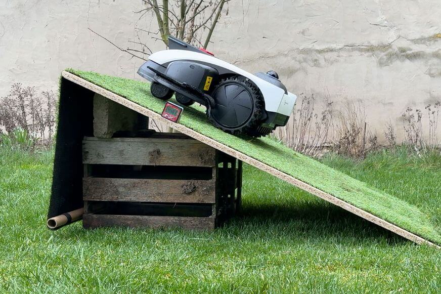 ECOVACS GOAT O1200 LiDAR PRO Mähroboter klettert eine steile Rampe mit 45 Prozent Steigung im Praxistest